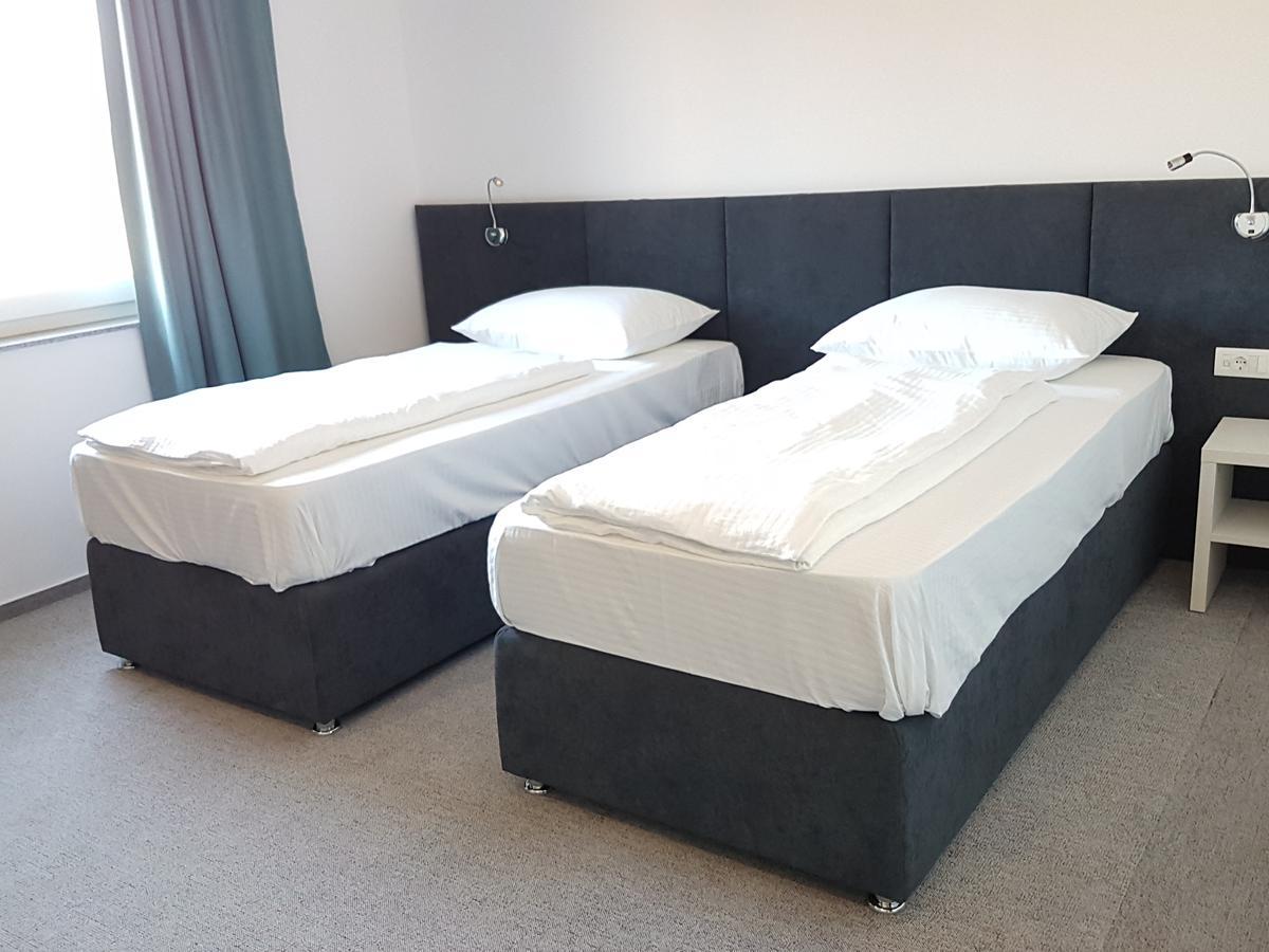 Hotel Sax Gracanica Extérieur photo